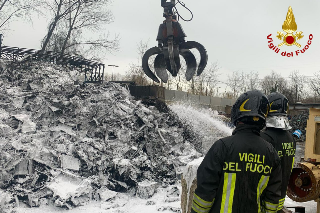 Pesaro - Incendio alla Sider, area messa in sicurezza dai vigili del fuoco